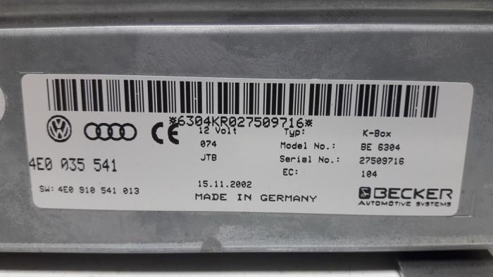 Radio Modul van een Audi A8 (D3) 3.7 V8 40V Quattro 2003