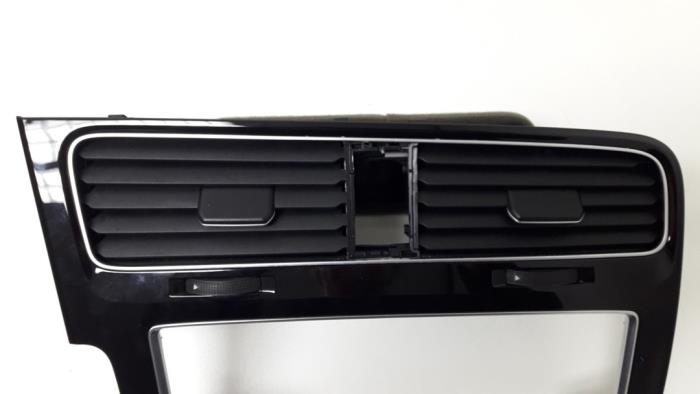Dashboard part from a Volkswagen Golf VII Variant (AUVV) 1.2 TSI 16V 2014