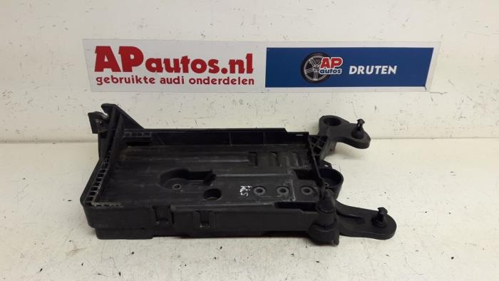 Caja de batería de un Audi A3 Sportback (8VA/8VF) 2.0 TDI 16V Quattro 2015