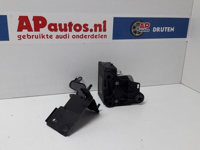 Używane Pompa ABS Audi A3 Sportback (8VA/8VF) 2.0 TDI 16V Quattro Cena € 149,99 Procedura marży oferowane przez AP Auto's