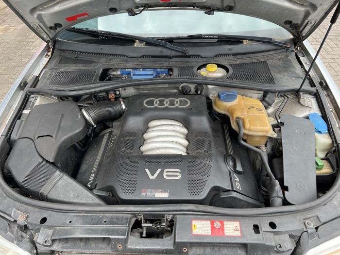 Getriebe van een Audi A4 Avant (B5) 2.4 30V 1999