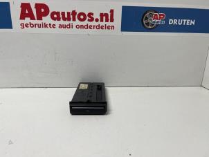 Używane Schowek Audi A3 Sportback (8PA) 1.6 Cena € 15,00 Procedura marży oferowane przez AP Autos