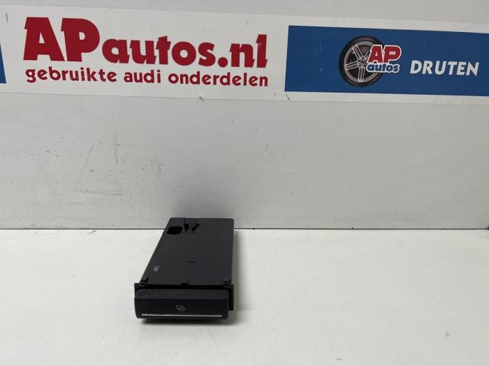 Używane Schowek Audi A3 Sportback Quattro (8PA) 3.2 V6 24V Cena € 14,99 Procedura marży oferowane przez AP Auto's