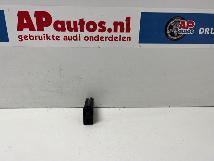 Interruptor de calefactor luneta de un Audi A4 (B5) 1.6 1995