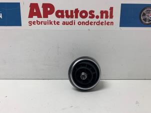 Usados Rejilla de aire de salpicadero Audi A1 (8X1/8XK) 1.2 TFSI Precio € 14,95 Norma de margen ofrecido por AP Autos