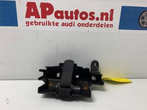 Używane Skrzynka narzedziowa Audi A3 Sportback (8VA/8VF) 1.4 TFSI 16V Cena € 19,99 Procedura marży oferowane przez AP Autos