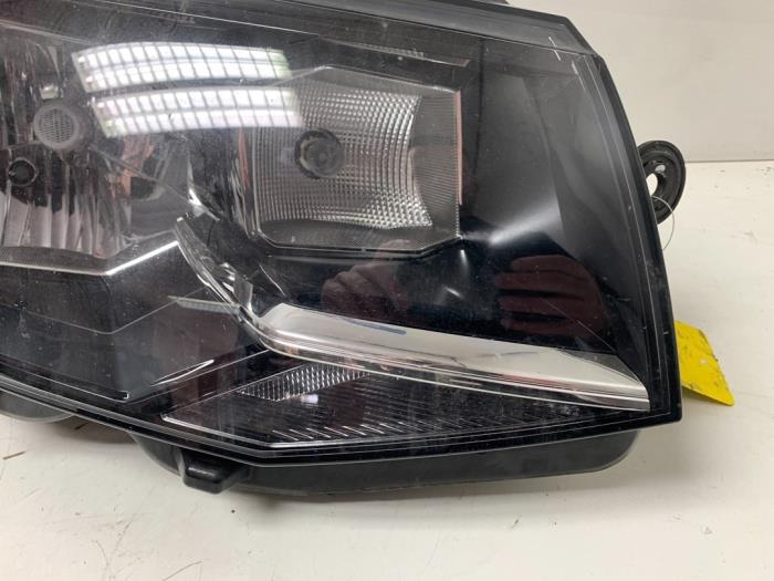 Headlight, right from a Volkswagen Transporter T6 2.0 TDI 150 2018