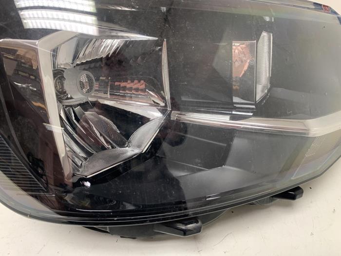 Headlight, right from a Volkswagen Transporter T6 2.0 TDI 150 2018