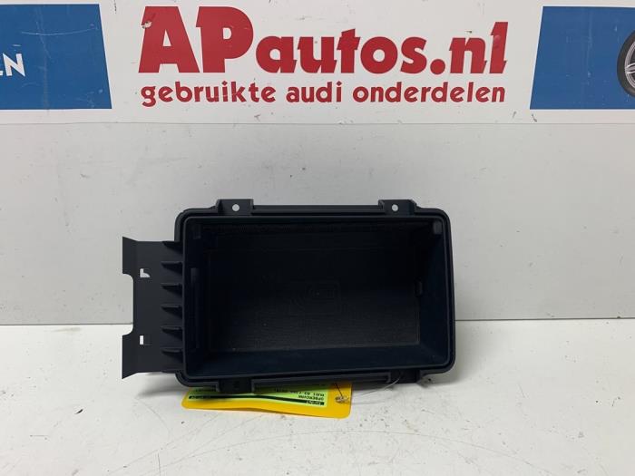 Używane Schowek Audi A3 Sportback (8VA/8VF) 2.0 TDI 16V Quattro Cena € 24,99 Procedura marży oferowane przez AP Auto's