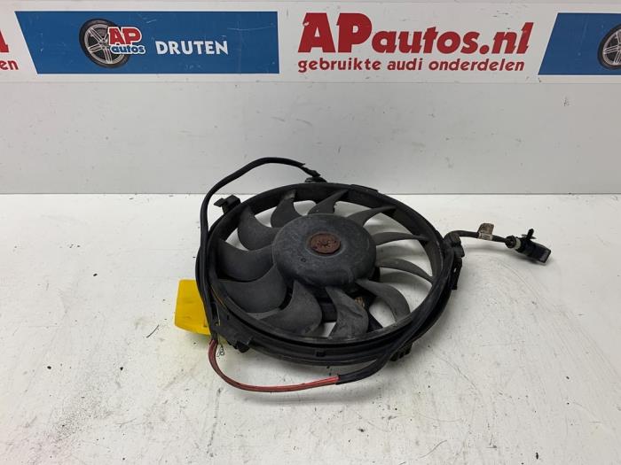 Używane Wentylator Audi S4 Avant (B6) S4 4.2 V8 40V Cena € 74,99 Procedura marży oferowane przez AP Auto's