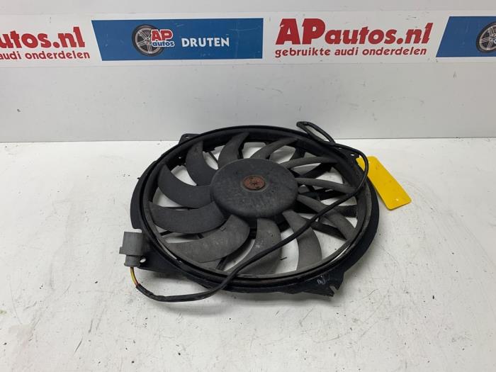 Używane Wentylator Audi S4 Avant (B6) S4 4.2 V8 40V Cena € 74,99 Procedura marży oferowane przez AP Auto's