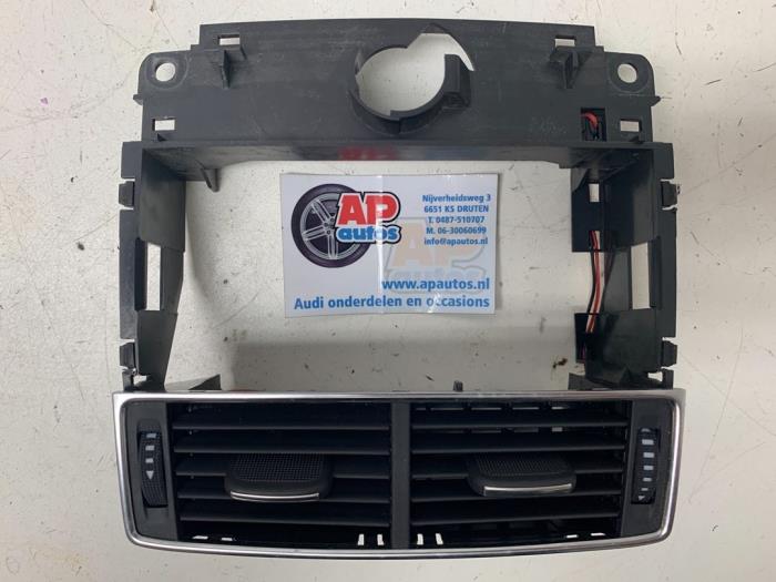 Begagnade Luftraster bak Audi A8 (D3) 3.7 V8 40V Quattro Pris € 29,99 Marginaltabell erbjuds av AP Auto's