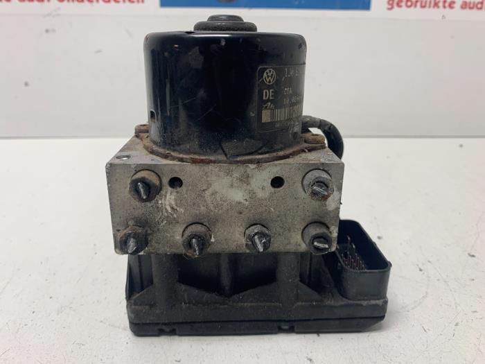 Bloc ABS d'un Audi A3 (8L1) 1.8 20V 2000