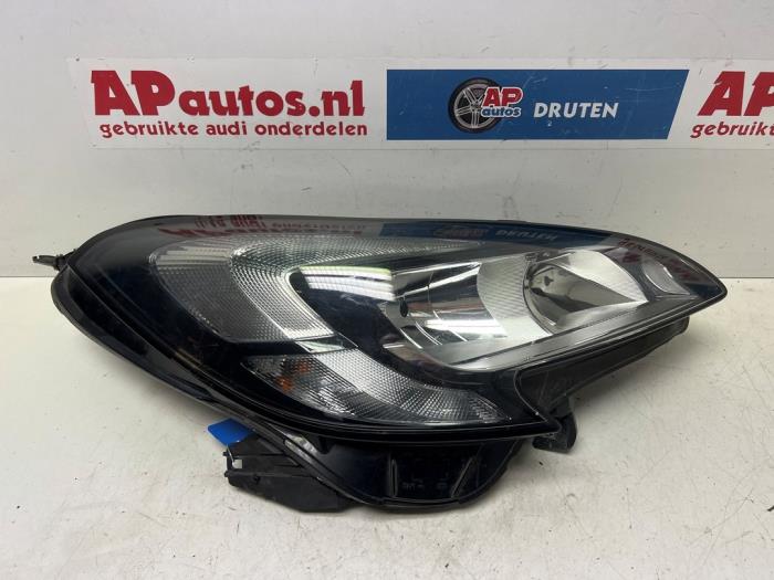 Używane Reflektor prawy Opel Corsa E 1.4 16V Cena € 349,99 Procedura marży oferowane przez AP Auto's