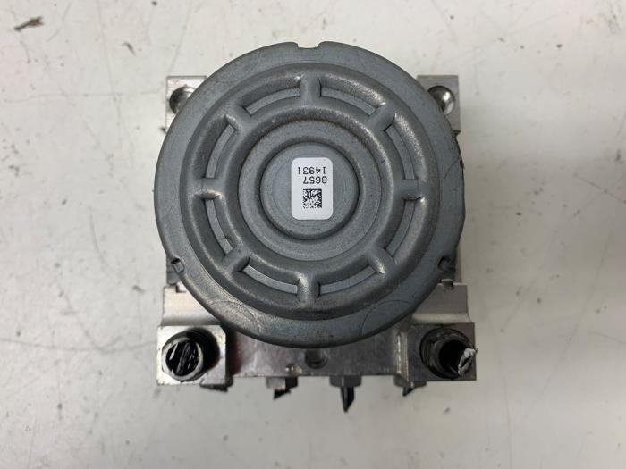ABS Pumpe van een Audi A3 Sportback (8VA/8VF) 1.4 TFSI ACT 16V 2013