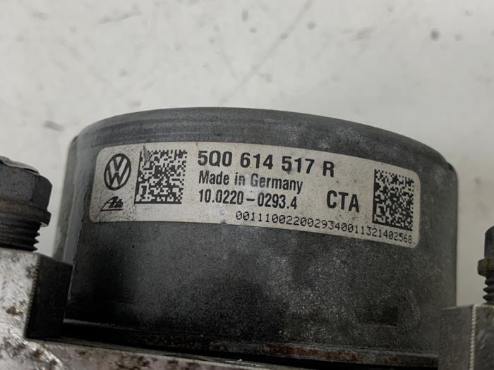 ABS Pumpe van een Audi A3 Sportback (8VA/8VF) 1.4 TFSI ACT 16V 2013