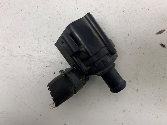 Extra vattenpump från en Audi A4 Avant (B9) 2.0 40 TFSI Mild Hybrid 16V 2020