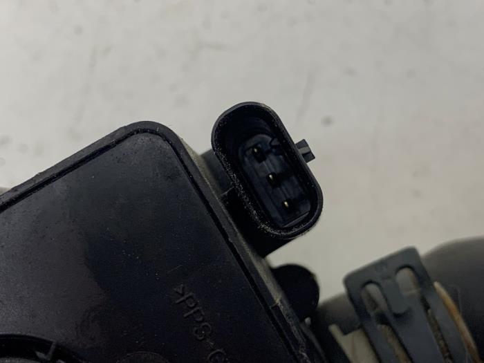Extra vattenpump från en Audi A4 Avant (B9) 2.0 40 TFSI Mild Hybrid 16V 2020