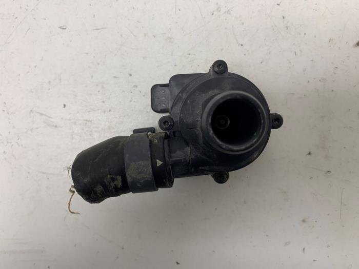 Extra vattenpump från en Audi A4 Avant (B9) 2.0 40 TFSI Mild Hybrid 16V 2020