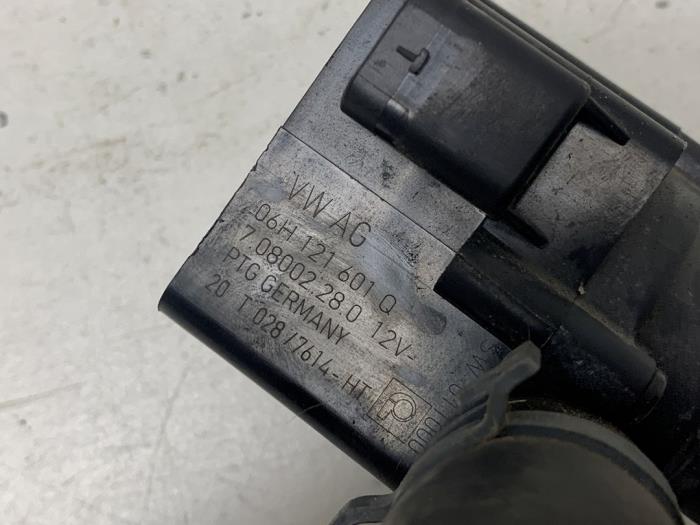 Extra vattenpump från en Audi A4 Avant (B9) 2.0 40 TFSI Mild Hybrid 16V 2020