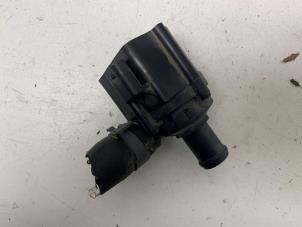 Extra vattenpump från en Audi A4 Avant (B9) 2.0 40 TFSI Mild Hybrid 16V 2020