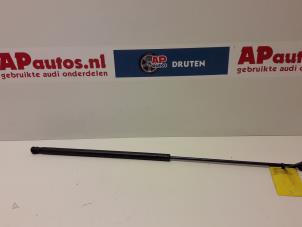 Używane Amortyzator gazowy pokrywy silnika prawy Audi A4 (B6) 2.0 FSI 16V Cena € 10,00 Procedura marży oferowane przez AP Autos