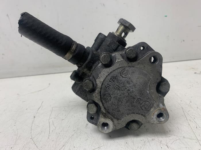 Pompe de direction d'un Audi A4 Avant (B6) 1.9 TDI PDE 130 2004