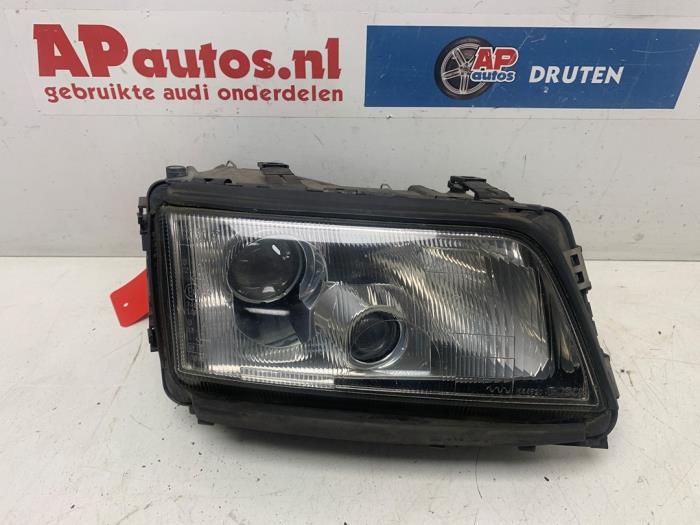 Używane Reflektor prawy Audi A8 (D2) 2.8 V6 Quattro Cena € 99,99 Procedura marży oferowane przez AP Auto's