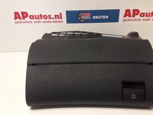 Usagé Boîte à gants Audi A4 Avant (B5) 1.8 20V Turbo Prix € 24,99 Règlement à la marge proposé par AP Autos