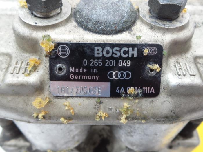Używane Pompa ABS Audi 100 (C4) 2.8 E Cena € 64,99 Procedura marży oferowane przez AP Auto's