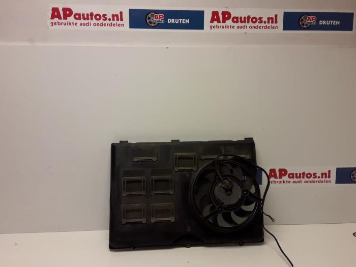 Radiator cooling fan shroud