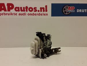 Gebrauchte Türschlossmechanik 4-türig links vorne Audi A8 (D2) 2.8 V6 Quattro Preis € 29,99 Margenregelung angeboten von AP Autos