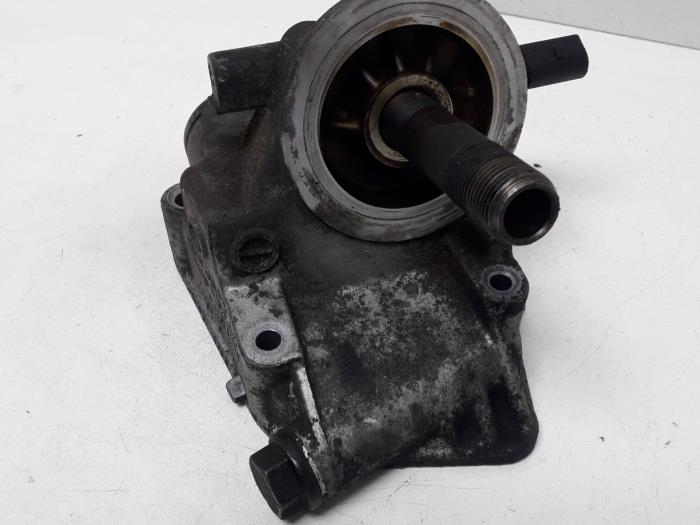 Oil filter holder from a Audi A6 Avant (C5) 1.9 TDI 130 2003