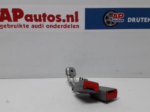 Używane Napinacz pasa bezpieczenstwa srodkowy tyl Audi A8 (D2) 4.2 V8 40V Quattro Cena € 20,00 Procedura marży oferowane przez AP Autos