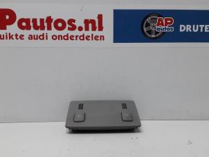 Używane Oswietlenie wewnetrzne przód Audi A8 (D2) 4.2 V8 40V Quattro Cena € 20,00 Procedura marży oferowane przez AP Autos