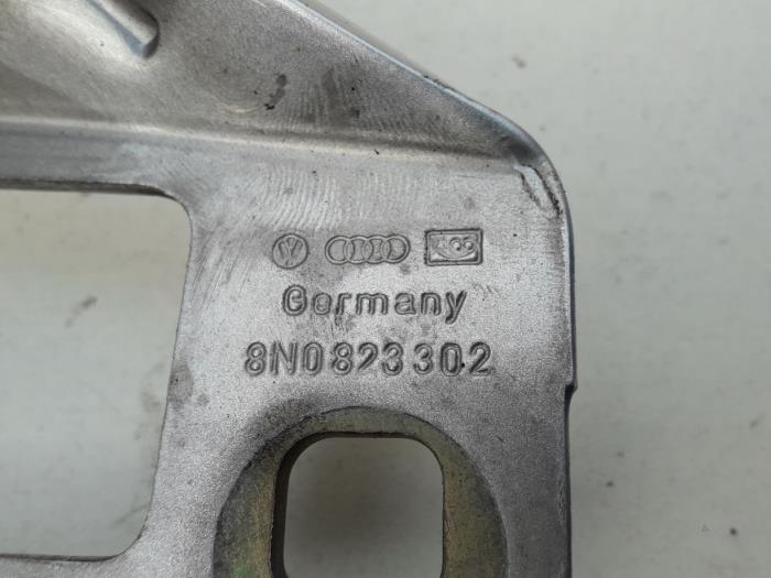 Tailgate hinge from a Audi TT 2001