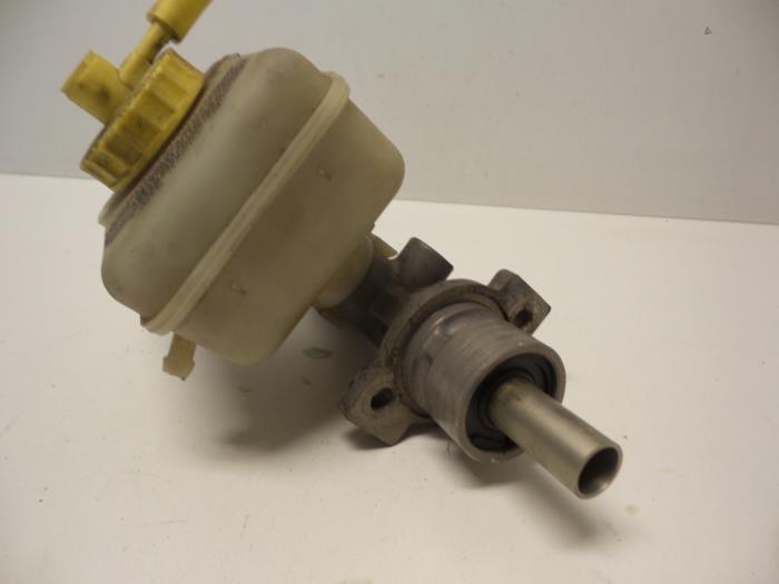 Master cylinder from a Audi A3 (8L1) 1.9 TDI 90 1999