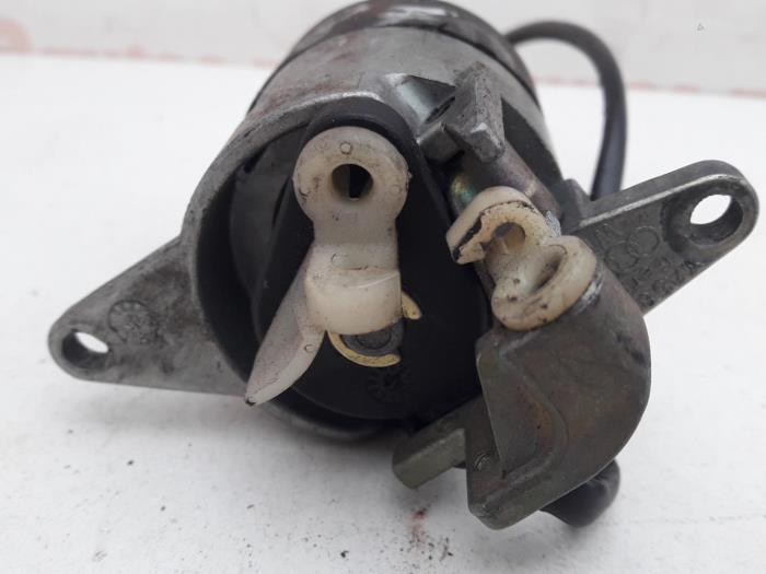 Rear lock cylinder from a Audi Cabrio (B4) 2.3 E 1992
