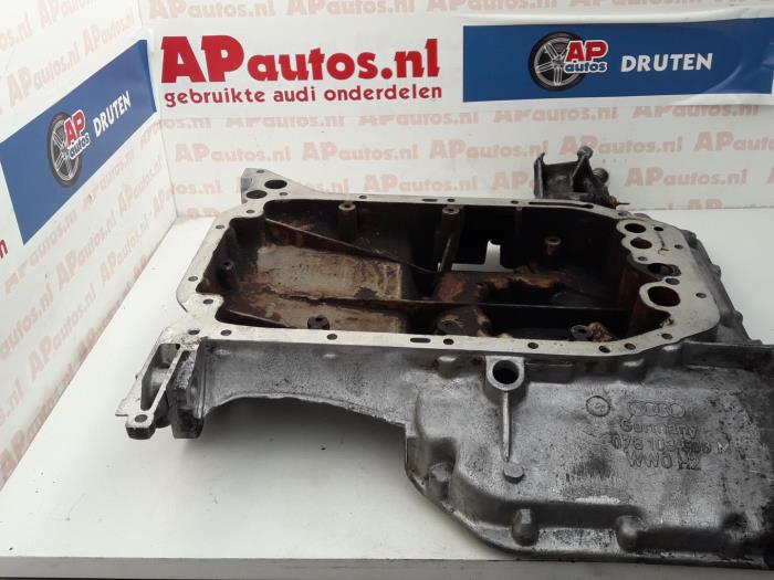 Usagé Couvercle carter Audi A8 (D2) 2.8 V6 Quattro Prix € 35,00 Règlement à la marge proposé par AP Auto's