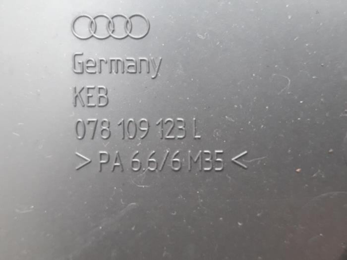 Timing cover from a Audi A8 (D2) 2.8 V6 Quattro 1995