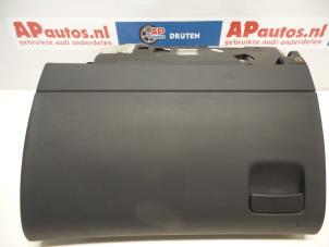Usagé Boîte à gants Audi A8 (D3) 3.7 V8 40V Quattro Prix € 34,99 Règlement à la marge proposé par AP Autos