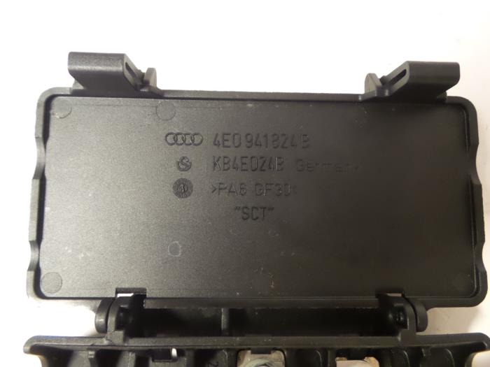 Caja de fusibles de un Audi A8 (D3) 3.7 V8 40V Quattro 2005