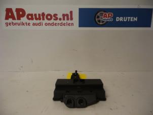 Usagé Boîte à fusibles Audi A8 (D3) 3.7 V8 40V Quattro Prix € 10,00 Règlement à la marge proposé par AP Autos