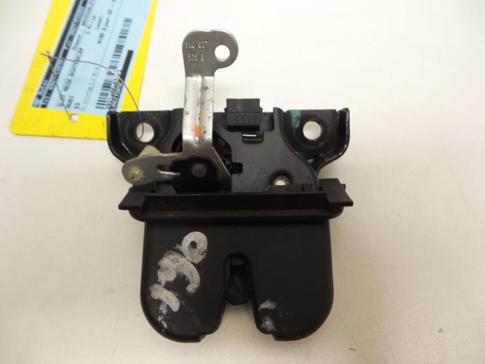 Tailgate lock mechanism from a Audi S3 (8P1) 1.8 T 20V 1999