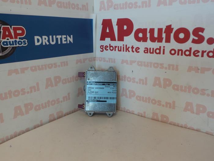 Antenne amplificateur d'un Audi A6 Avant (C5) 2.5 TDI V6 24V 2003