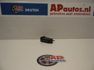 Usagé Commutateur chauffage vitre arrière Audi A3 (8L1) 1.9 TDI 90 Prix € 20,00 Règlement à la marge proposé par AP Autos