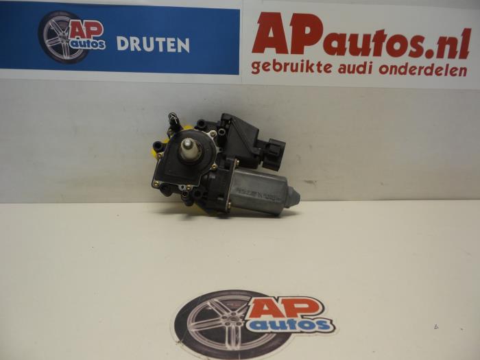 Motor de ventanilla de puerta de un Audi A4 Quattro (B5) 2.4 30V 2000