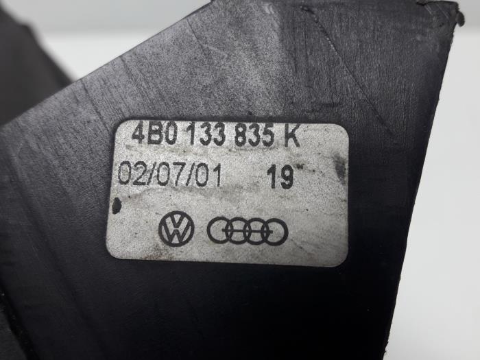 Boîtier filtre à air d'un Audi A6 Avant (C5) 2.5 TDI V6 24V 2001
