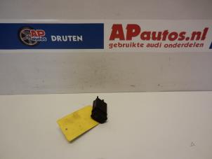 Usados Interruptor de calefactor luneta Audi A4 Avant (B5) 2.4 30V Precio € 10,00 Norma de margen ofrecido por AP Autos