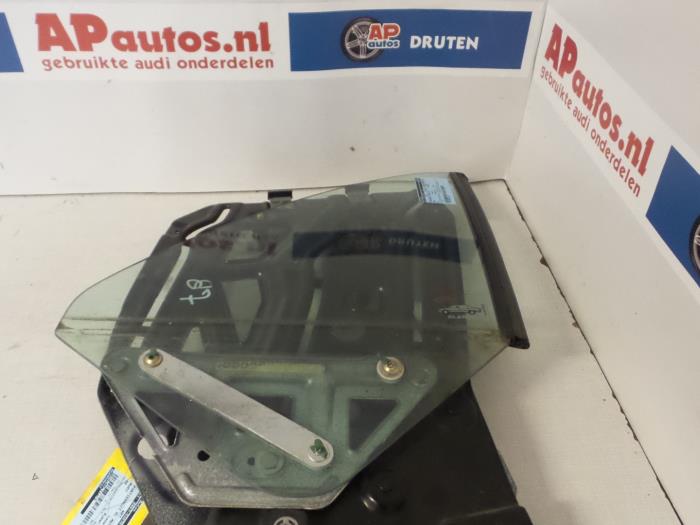 Usados Ventanilla triangular derecha delante Audi Cabrio (B4) 2.3 E Precio € 19,99 Norma de margen ofrecido por AP Auto's